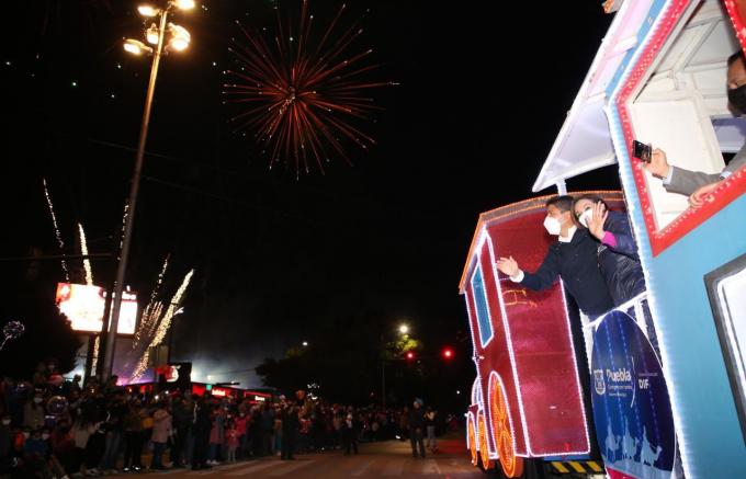 Miles de poblanos disfrutan el desfile conmemorativo de Día de Reyes.