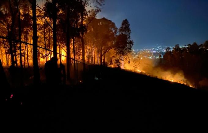 CHOLULA . Bomberos de San Pedro sofocan incendio en el cerro Zapotecas.