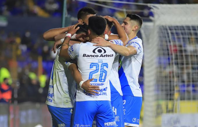 FÚTBOL . Puebla le gana a Tigres en el Volcán.