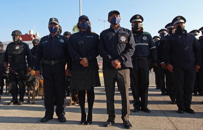 Entrega uniformes a elementos de la SSPPC de San Andrés Cholula el alcalde Edmundo Tlatehui.