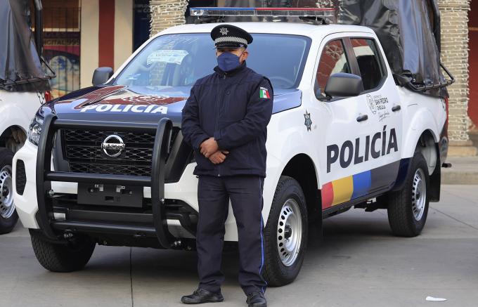 MUNICIPIOS . Entrega patrullas y reconocimientos a policías de San Pedro Cholula la alcaldesa Paola Angón.