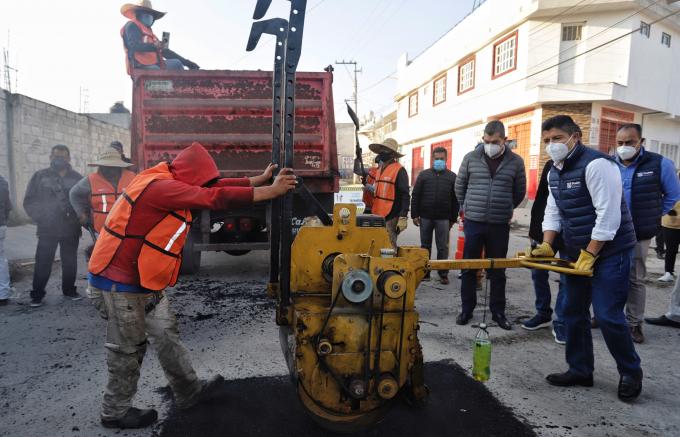 GOBIERNO MUNICIPAL . Supervisa el alcalde Eduardo Rivera obra de bacheo en la colonia Constitución Mexicana.