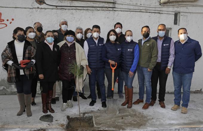 AYUNTAMIENTO . Supervisa el alcalde Eduardo Rivera el avance de pavimentación en Camino Real.