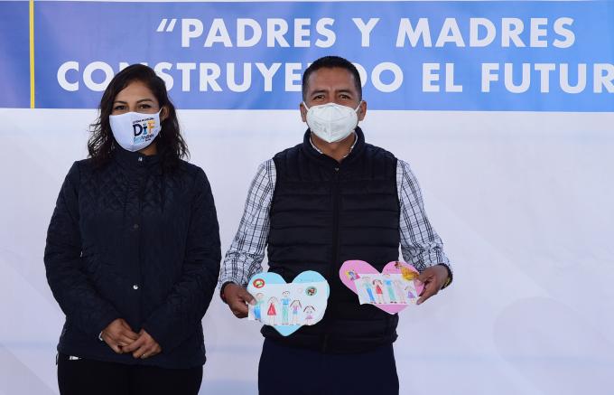 MUNICIPIOS . El edil Edmundo Tlatehui y Lupita Cuautle encabezan el inicio del programa “Padres y Madres Construyendo el Futuro”.