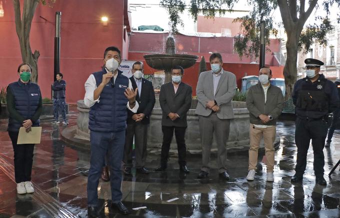 AYUNTAMIENTO. El alcalde Eduardo Rivera comienza la entrega de custodias de áreas verdes.