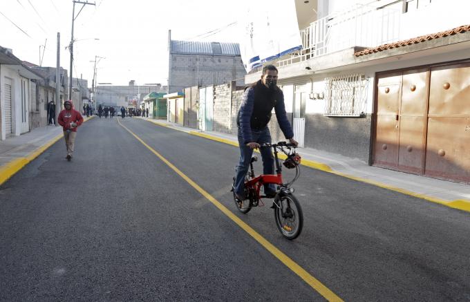 AYUNTAMIENTO . Entrega Eduardo Rivera  la primera obra del programa "1,000 Calles" en la colonia El Salvador.