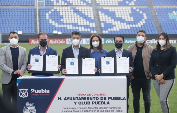AYUNTAMIENTO . Firma Eduardo Rivera convenio de colaboración con el Club Puebla para impulsar el deporte en niños y jóvenes.