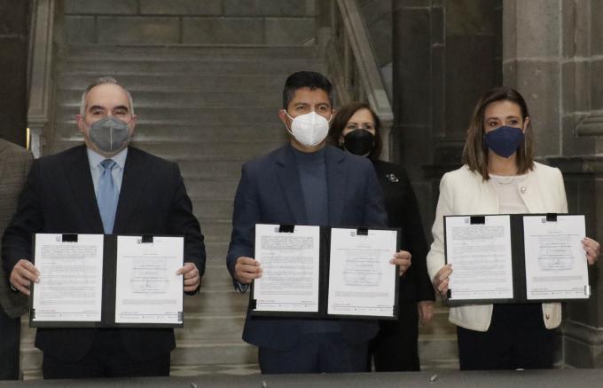 AYUNTAMIENTO . Firma Eduardo Rivera convenio de colaboración con el Colegio de Notarios del Estado.