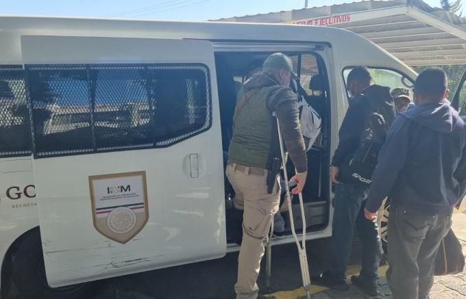 Rescata INM a 42 personas migrantes en Central Camionera de Puebla.