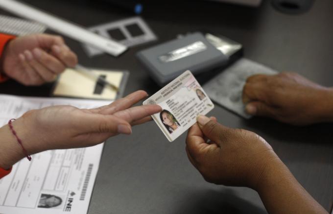 INE exhorta a la ciudadanía a recoger su credencial para votar antes del 2 de marzo.