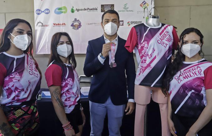 Inicia entrega de kits para la Carrera de la Mujer 2022.