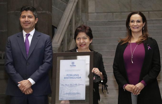 Galardona Ayuntamiento a la rectora de la BUAP, Lilia Cedillo, como "Poblana Distinguida".