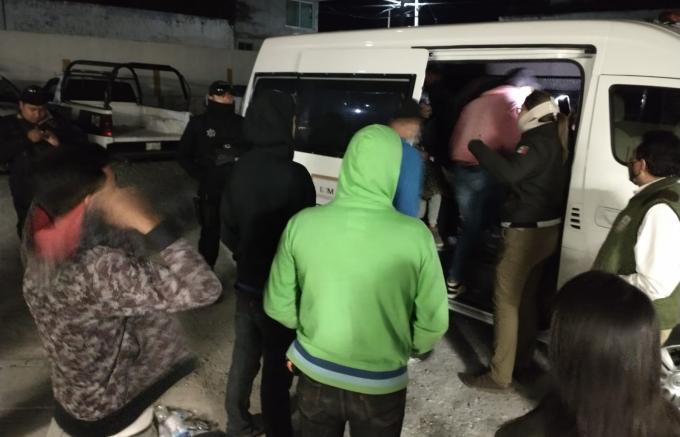 Rescata INM a 102 personas migrantes en el municipio de Acajete.