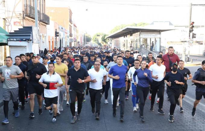 Corren 5 km cadetes de la Academia de Policía junto a autoridades municipales.