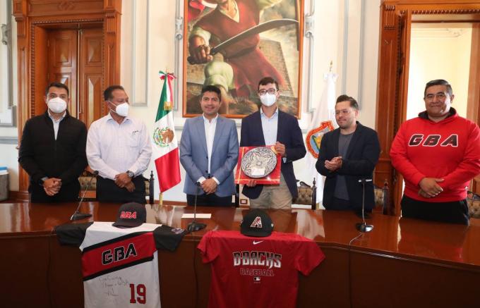 Distingue el Ayuntamiento de Puebla a Amauri Otero Pérez, promesa del béisbol.