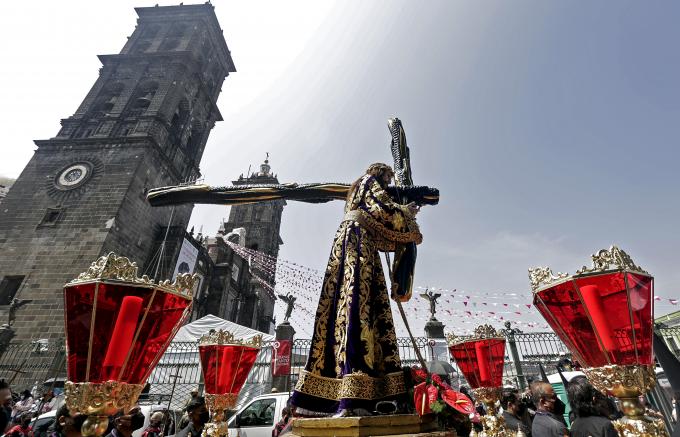 UPAEP . Alrededor de 100 mil personas participaron en la XXX Procesión de Viernes Santo