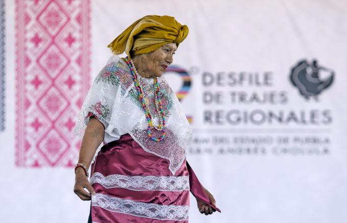 El Ayuntamiento de San Andrés Cholula e INAPAM, realizan el Segundo Desfile de Trajes Regionales.