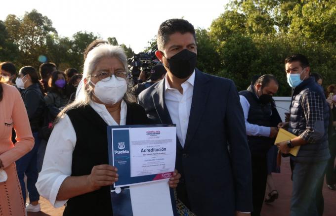 El Ayuntamiento de Puebla acredita a contralores ciudadanos.