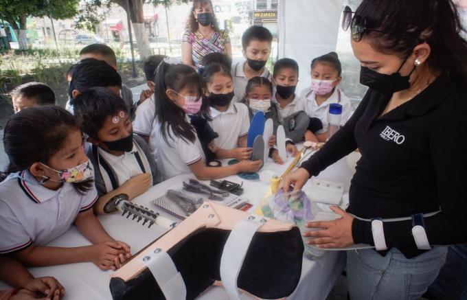 Inaugura Edmundo Tlatehui primera feria de ciencias en San Andrés Cholula.