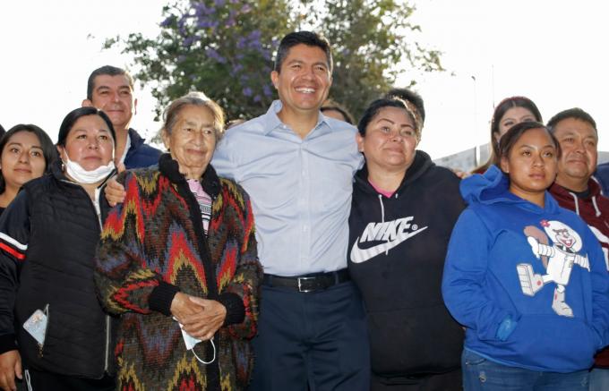 Inaugura el alcalde Eduardo Rivera pavimentación de calles en San Bernabé Temoxtitla.