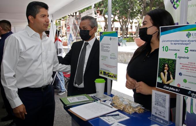 El alcalde de Puebla Eduardo Rivera inaugura la Expo Universidades 2022.