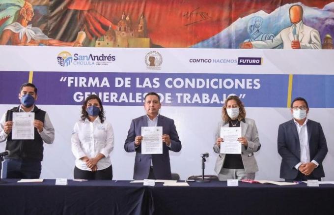 Firma el presidente municipal, Edmundo Tlatehui con el sindicato las condiciones generales de trabajo