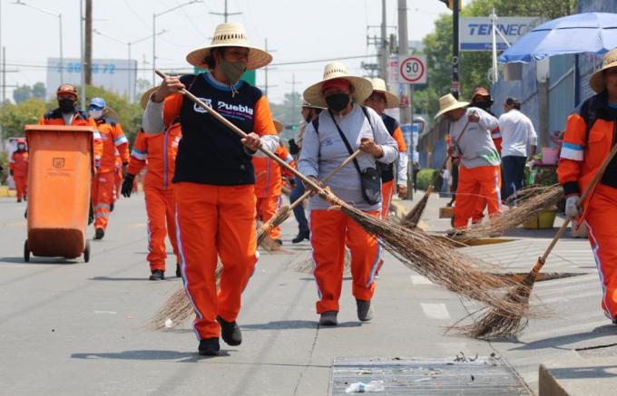 Participan 2 mil elementos de la SSC y 860 trabajadores en el desfile del 5 de Mayo informa el Ayuntamiento de Puebla.