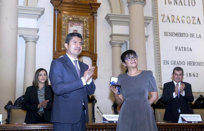 Eduardo Rivera Pérez entrega la presea Puebla de Zaragoza al fotógrafo Raúl Gil.