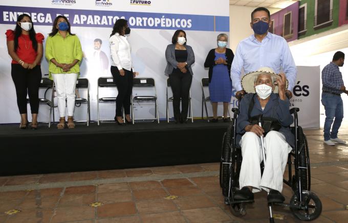 Entrega el alcalde Edmundo Tlatehui 175 aparatos ortopédicos a personas con discapacidad de San Andrés Cholula.