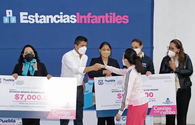 Ayuntamiento de Puebla entrega estímulos y apoyos de programa de estancias infantiles.