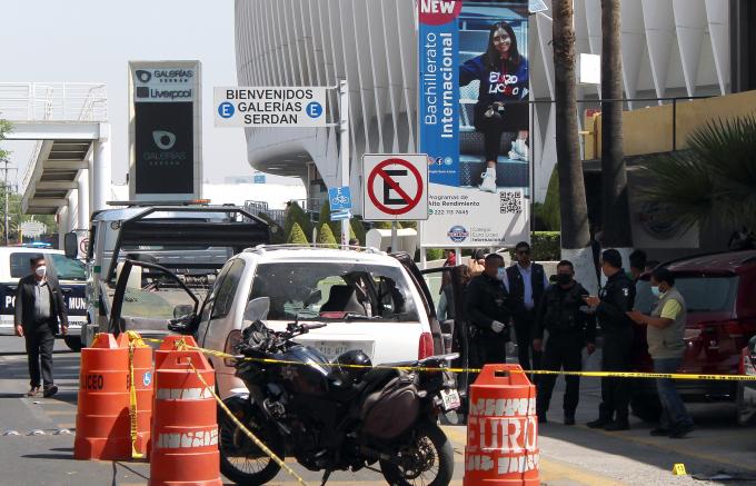 Elementos de la Secretaría de Seguridad Ciudadana detienen a cinco hombres por presunto asalto.