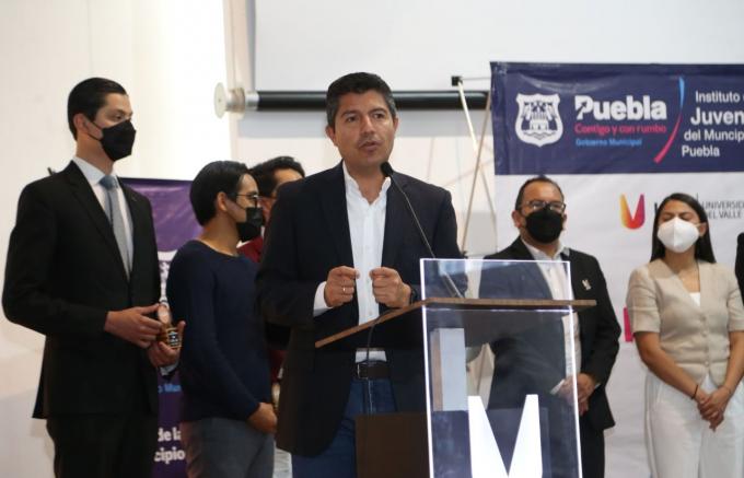 El alcalde de Puebla reconoce la participación de la juventud en mesa de debate interuniversitario.