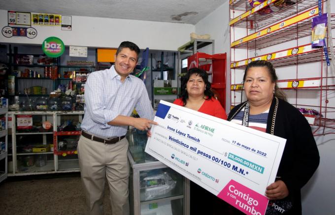 Entrega el alcalde de Puebla Eduardo Rivera el primer cheque del programa Créditos Contigo.