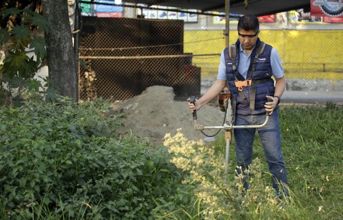 Ayuntamiento de Puebla lleva a cabo jornada de limpieza urbana en el Bulevar Forjadores.