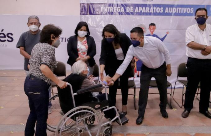 Ayuntamiento de San Andrés Cholula entrega aparatos auditivos a personas vulnerables