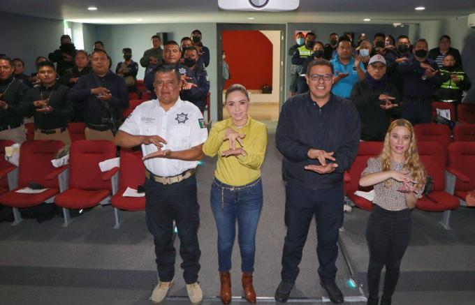 Paola Angon otorga reconocimientos a policías capacitados en lenguaje de señas 