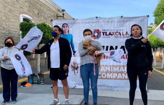 Disfrutan  tlaxcaltecas de paseo dominical con animales de compañía