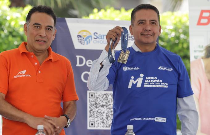 Presenta Edmundo Tlatehui playera y medalla del medio maratón del Día del Papá