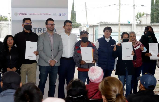 Entrega escrituras Eduardo Rivera en la colonia Constitución Mexicana