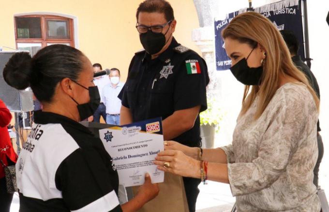 Paola Angon y cadena de tiendas de conveniencia reconocen a elementos de la SSC