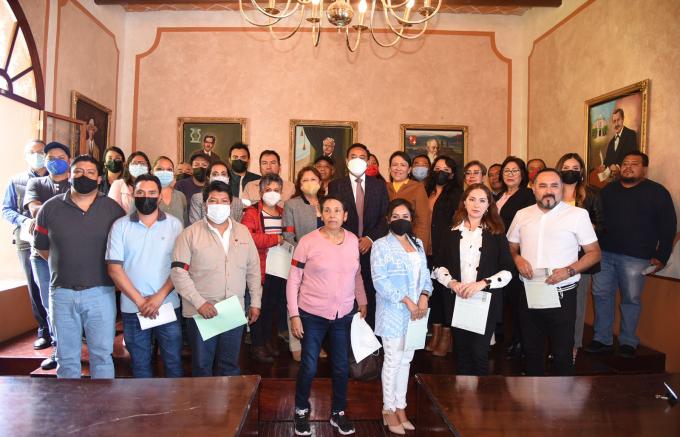 Ayuntamiento de Tlaxcala entrega reconocimientos por antigüedad y estímulos económicos a trabajadores