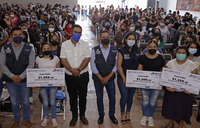 Entrega Edmundo Tlatehui 300 apoyos económicos del programa “Mujeres Trabajadoras con Futuro”