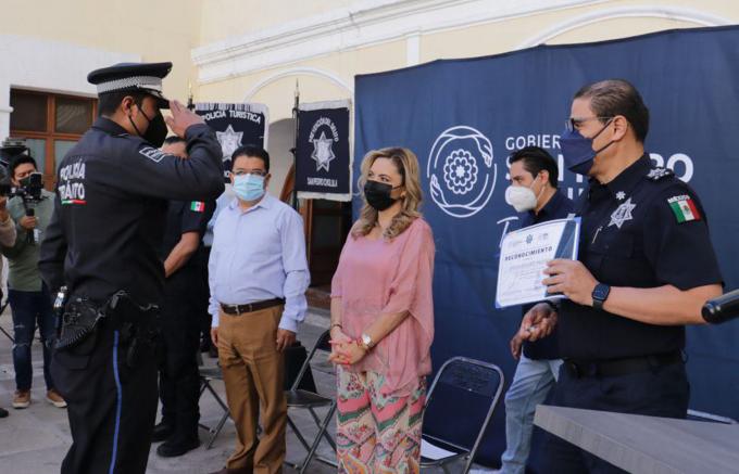 Entrega Reconocimientos a elementos destacados de la SSC de San Pedro Cholula la alcaldesa Paola Angon.