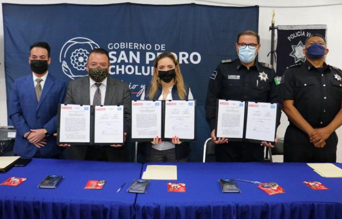 Paola Angon firma convenio con universidad Anglo Hispana Mexicana para brindar becas a policías