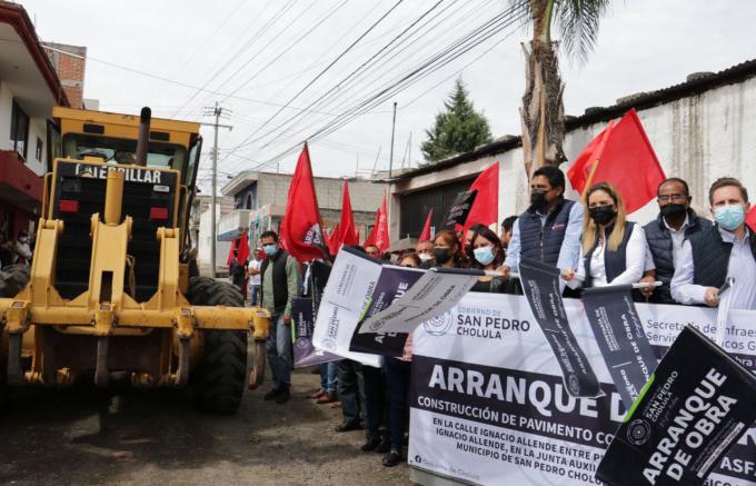 La presidenta municipal de San Pedro Cholula Paola Angon, encabeza inicio de obra en Momoxpan