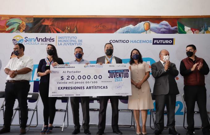 Entrega Edmundo Tlatehui premio municipal de la juventud 2022