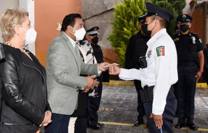 Reconoce Jorge Corichi labor de policías con la entrega de estímulos económicos