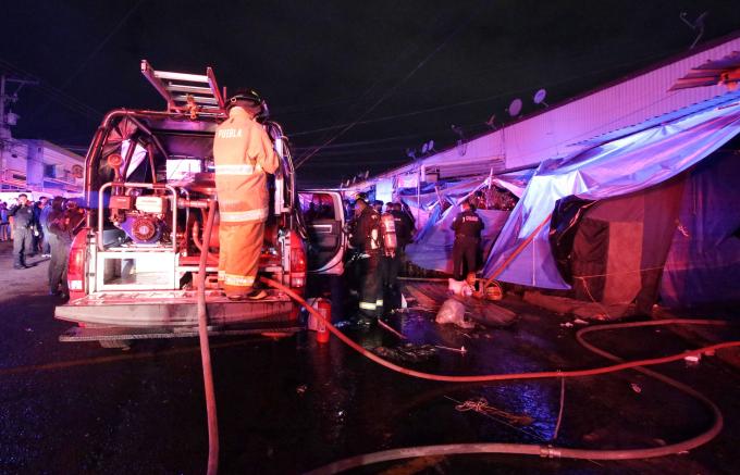 Cuerpos de emergencia del Ayuntamiento de Puebla colaboran para sofocar incendio en el mercado Zapata