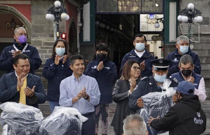 El alcalde Eduardo Rivera entrega uniformes a trabajadores sindicalizados del Ayuntamiento de Puebla