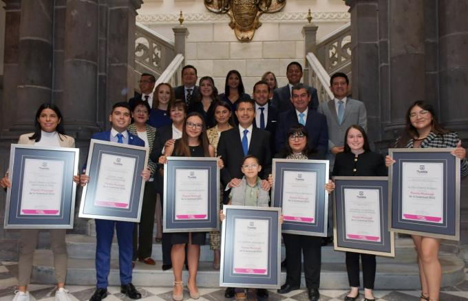 Entrega Eduardo Rivera el Premio Municipal de la Juventud